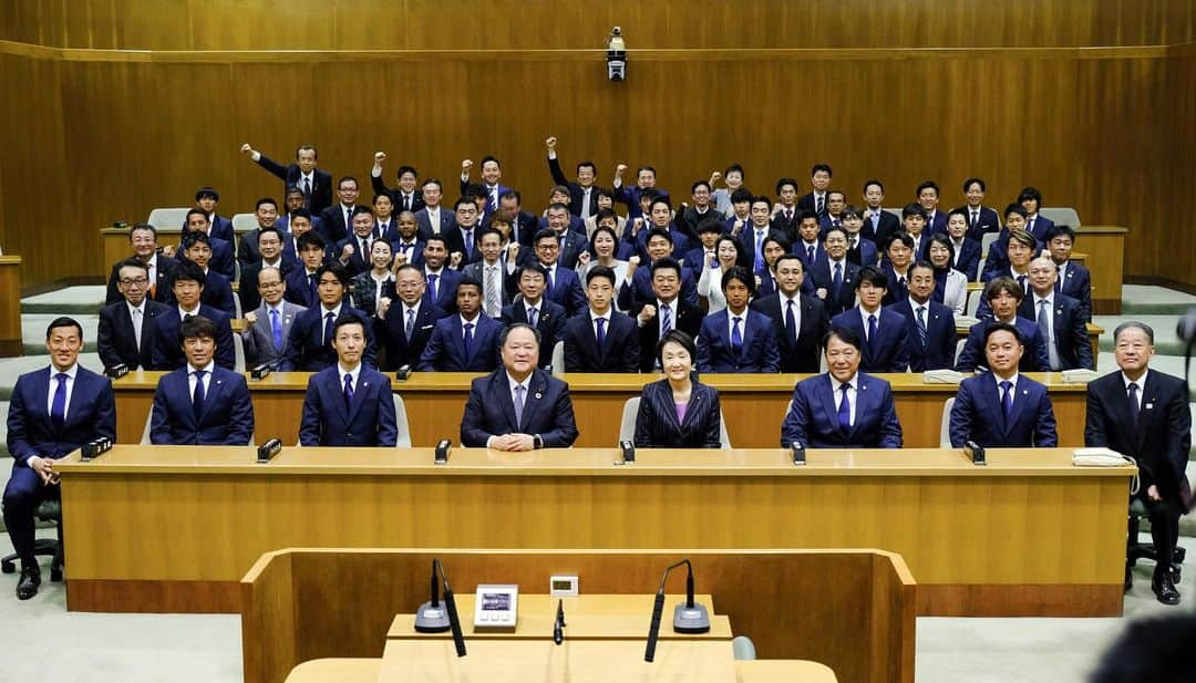 横浜FCさんのインスタグラム写真 - (横浜FCInstagram)「- 横浜市庁舎訪問。 林文子横浜市長をはじめ、市議会議員の皆様へ昨年末のJ1昇格報告に引き続き、今シーズンの決意表明を報告させていただきました。 勝敗はもちろんのこと、我々のホームタウンである横浜の方々に夢と希望と感動を与えられるように。サッカーを通じて、社会に貢献し、地域社会の発展のために尽くしていくクラブを目指していきます。 - #YOKOHAMAFC #横浜FC #RECORDTHEBLUE #全ては勝利のために #TOP10 #ヤナガワゴーッ」2月12日 22時22分 - yokohamafc_official