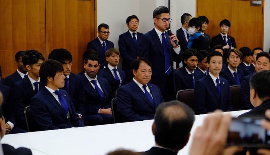 横浜FCさんのインスタグラム写真 - (横浜FCInstagram)「- 横浜市庁舎訪問。 林文子横浜市長をはじめ、市議会議員の皆様へ昨年末のJ1昇格報告に引き続き、今シーズンの決意表明を報告させていただきました。 勝敗はもちろんのこと、我々のホームタウンである横浜の方々に夢と希望と感動を与えられるように。サッカーを通じて、社会に貢献し、地域社会の発展のために尽くしていくクラブを目指していきます。 - #YOKOHAMAFC #横浜FC #RECORDTHEBLUE #全ては勝利のために #TOP10 #ヤナガワゴーッ」2月12日 22時22分 - yokohamafc_official