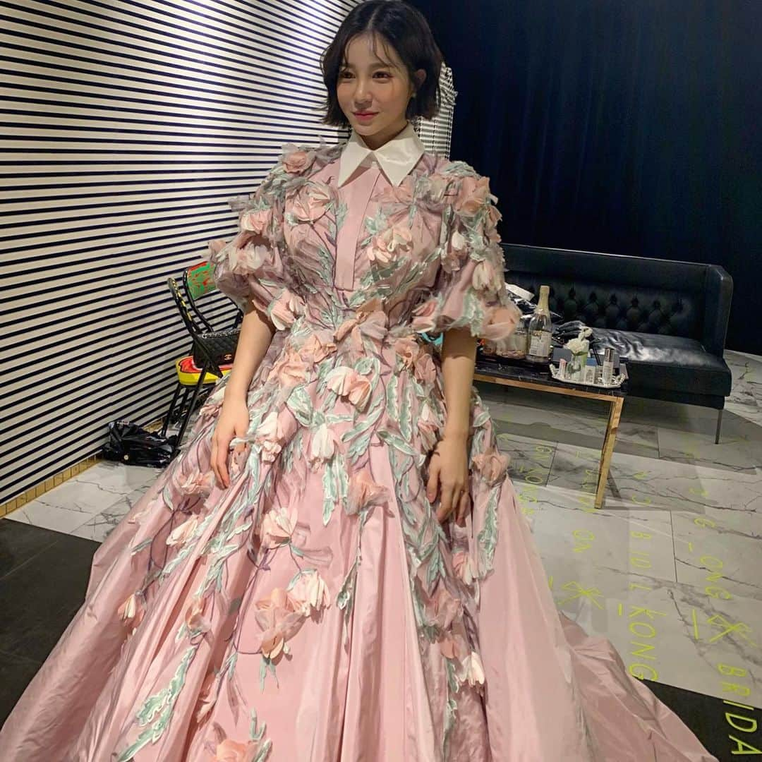 カン・ヘヨンさんのインスタグラム写真 - (カン・ヘヨンInstagram)「너무 귀여웠던 #dress 👗💕 화이트 드레스는 벌써 질렸다 큰일났어 #weddingdress #웨딩드레스 👰🏻」2月12日 22時23分 - mangdoo_noona