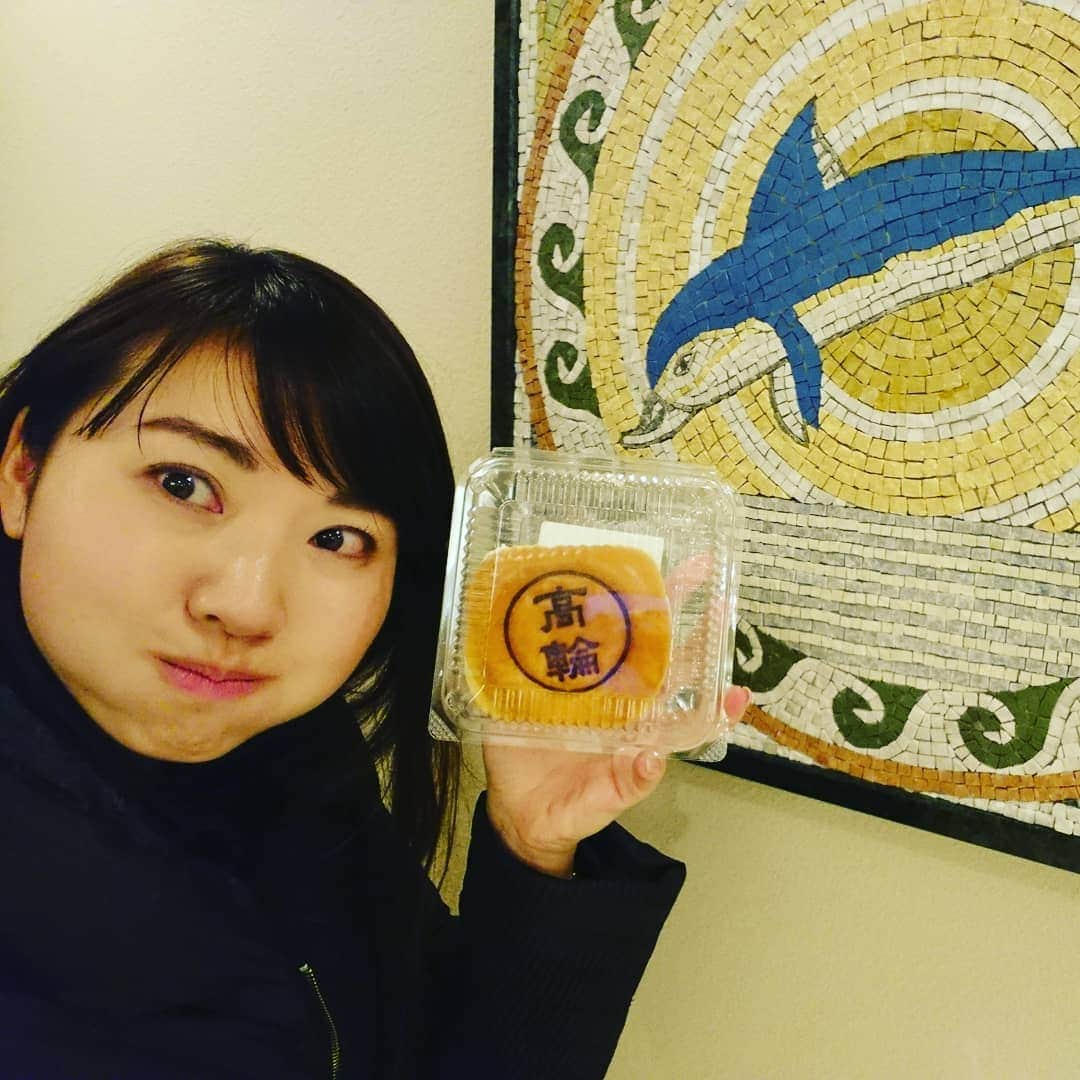 七海ひろこさんのインスタグラム写真 - (七海ひろこInstagram)「高輪アンパンと、アンパンマン。 という投稿テーマ用にいただいたかのようなあんパンと！ 頬をふくらませなくても充分丸いよという自分突っ込みをして、普通に撮りました。  #高輪あんぱん #高輪名物 #あんパン #アンパンマンが好き #夜食パン #ありがとうございます🙏 #東京正心館 #泉岳寺 #幸福実現党 #幸福実現」2月12日 22時25分 - nanamihiroko_