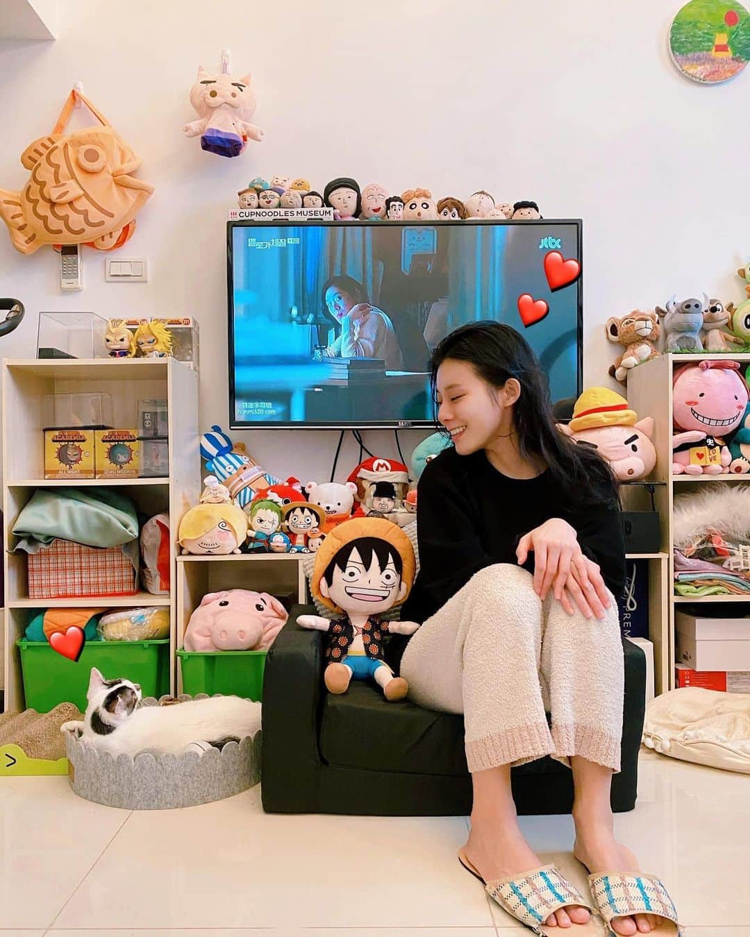 張香香のインスタグラム：「剛好跟女鵝對視😳❤️ 後面還剛好跟電視裡的人做了一樣的動作🤣 完全沒套好的巧合超酷der~🤪🤪🤪」