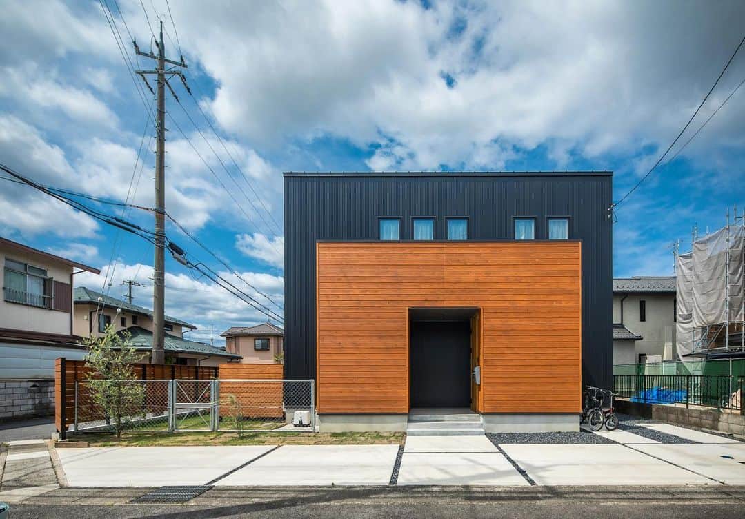 ルポハウス一級建築士事務所さんのインスタグラム写真 - (ルポハウス一級建築士事務所Instagram)「・ ・ ・ シンプルな箱型のフォルム。 ・ 木目のボリュームがガルバリウムのカッコよさを引き立てます。 ・ ・ ・ 𓐌𓐌𓐌𓐌𓐌𓐌𓐌𓐌𓐌𓐌𓐌𓐌𓐌𓐌𓐌𓐌𓐌𓐌  ルポハウスの施工事例はこちらまで☞ @reposhouse  𓐌𓐌𓐌𓐌𓐌𓐌𓐌𓐌𓐌𓐌𓐌𓐌𓐌𓐌𓐌𓐌𓐌𓐌 #ルポハウス は#ちょっとかっこいい家 を"友人のために" という思いでつくっています。 一生に一度の#マイホーム。 「あなたにしかできない」×「ルポハウスだからできる」で、 私たちだけの#家づくり を思いっきり楽しんでみませんか？！ ・ ・ ・ #住宅 #注文住宅 #新築一戸建て #住まい #シンプルな暮らし #デザイナーズ住宅  #一級建築士事務所 #設計事務所 #滋賀 #大津 #草津#外観デザイン #外構デザイン #レッドシダー #ガルバリウム外壁 #ネオブラックガルバ」2月12日 20時54分 - reposhouse