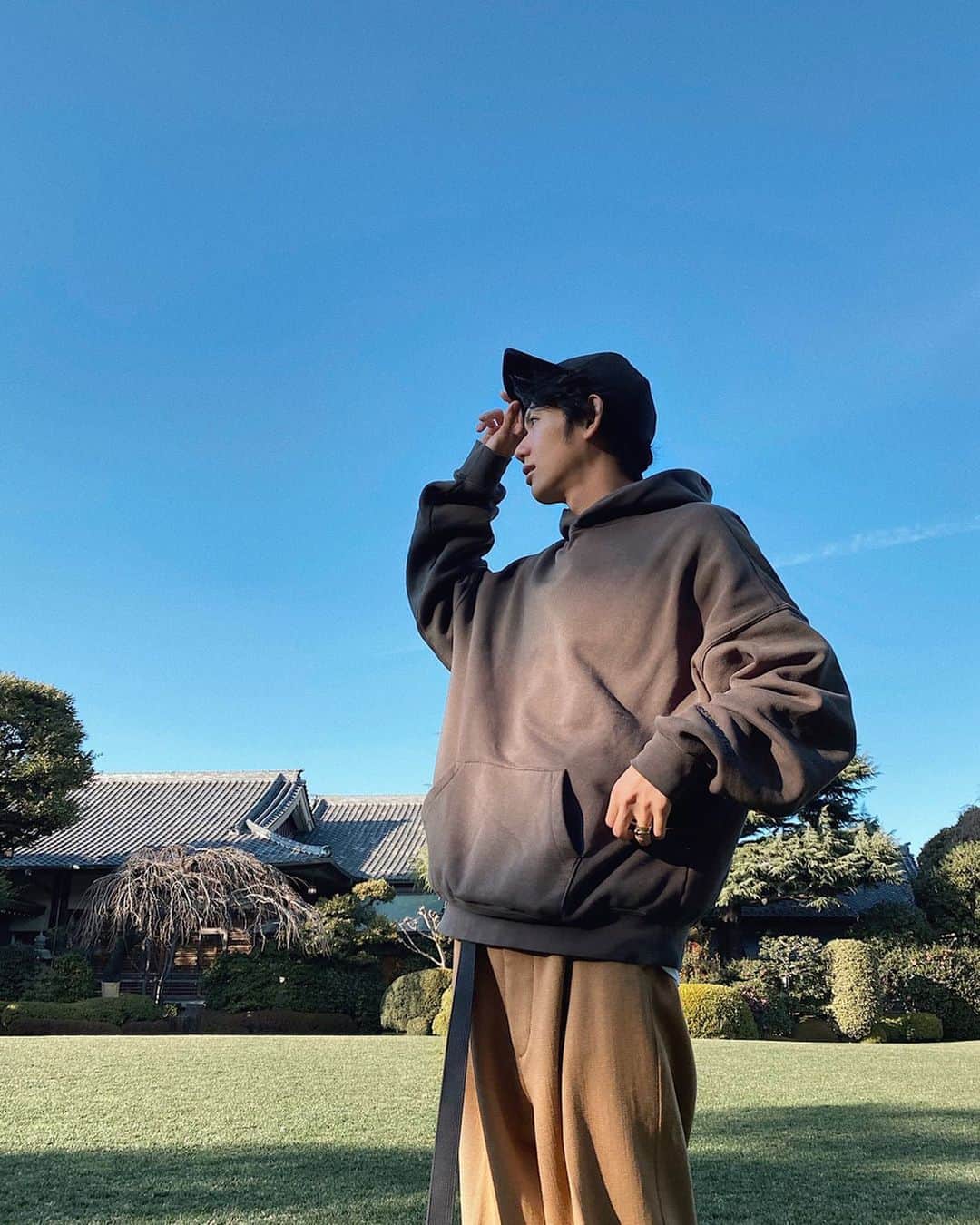 片山良平のインスタグラム：「・ ・ ・ 晴天すぎ最高✨ #3人散歩 #暑すぎてアウター脱いだ  #dayoff  #明治記念館」