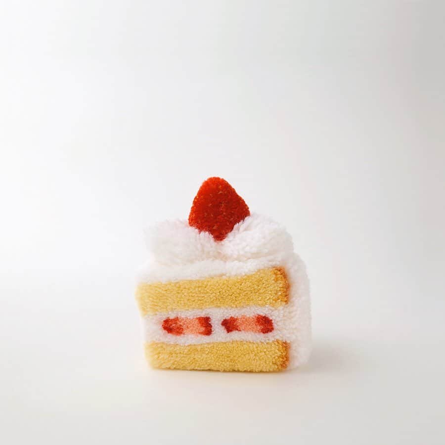 のインスタグラム：「. 毛糸のケーキ。  今回の布博のウェルカムアイコンのお題がイチゴ🍓だったり、初日が22日（ショートケーキの日）だったこともあったりで。 完成してすぐに写真を撮り、急いで送って、なんとか間に合いました（たぶん）。 会場に飾っていただけるそうなので、ぜひ探してみてくださいね。 （やるべきことや作りたいものが山盛りで、時間の足りなさに気が遠くなっていますクラクラ）  100% WOOL CAKE. 🍓×🐑＝🍰 . . 【布博 in 名古屋 】@textilefabrics ▷2020年2月22日（土）-2月23日（日） ※trikotriは23日（日）のみの出展となります ▷開催時間：10:00〜18:00 ▷入場料：700円 （小学生以下無料） ▷会場：吹上ホール第1ファッション展示場 （名古屋市千草区吹上2丁目6-3） . #布博in名古屋 #布博2020 #布博 #ウェルカムアイコン #ウェルカムオーナメント #ショートケーキ #苺 #strawberrycake #trikotri #pompom #trikotripompom」