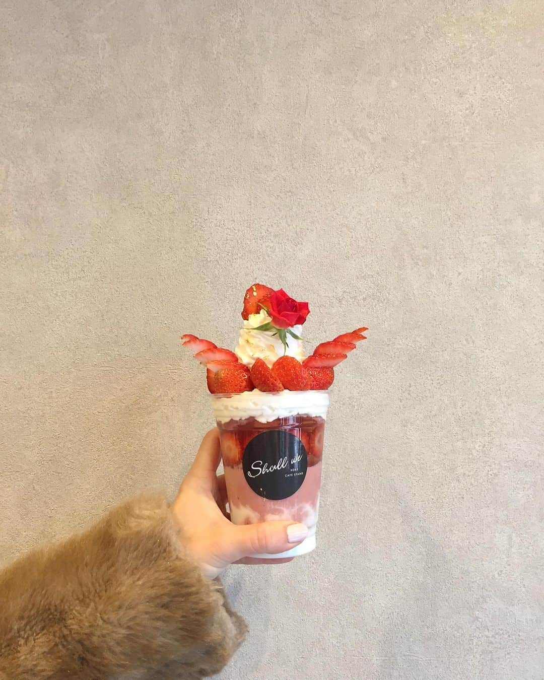 akane903さんのインスタグラム写真 - (akane903Instagram)「@kobecafestand_shallwe の ストロベリーブーケ🍓 神戸ロンハーマンの横にオープンしてた✨ 甘すぎないさっぱりホイップに甘いあまおうが合う❤︎ ももこがバクバク食べてた👧🏻 ホイップの下は、ワインゼリーにストロベリースムージーにヨーグルト👏 特にワインゼリーめっちゃ美味しかった‼︎ 次は白コッペ食べてみたい🍓🍓🍓 #神戸カフェ #三宮カフェ #元町カフェ #神戸パフェ #いちごパフェ」2月12日 21時08分 - akane903