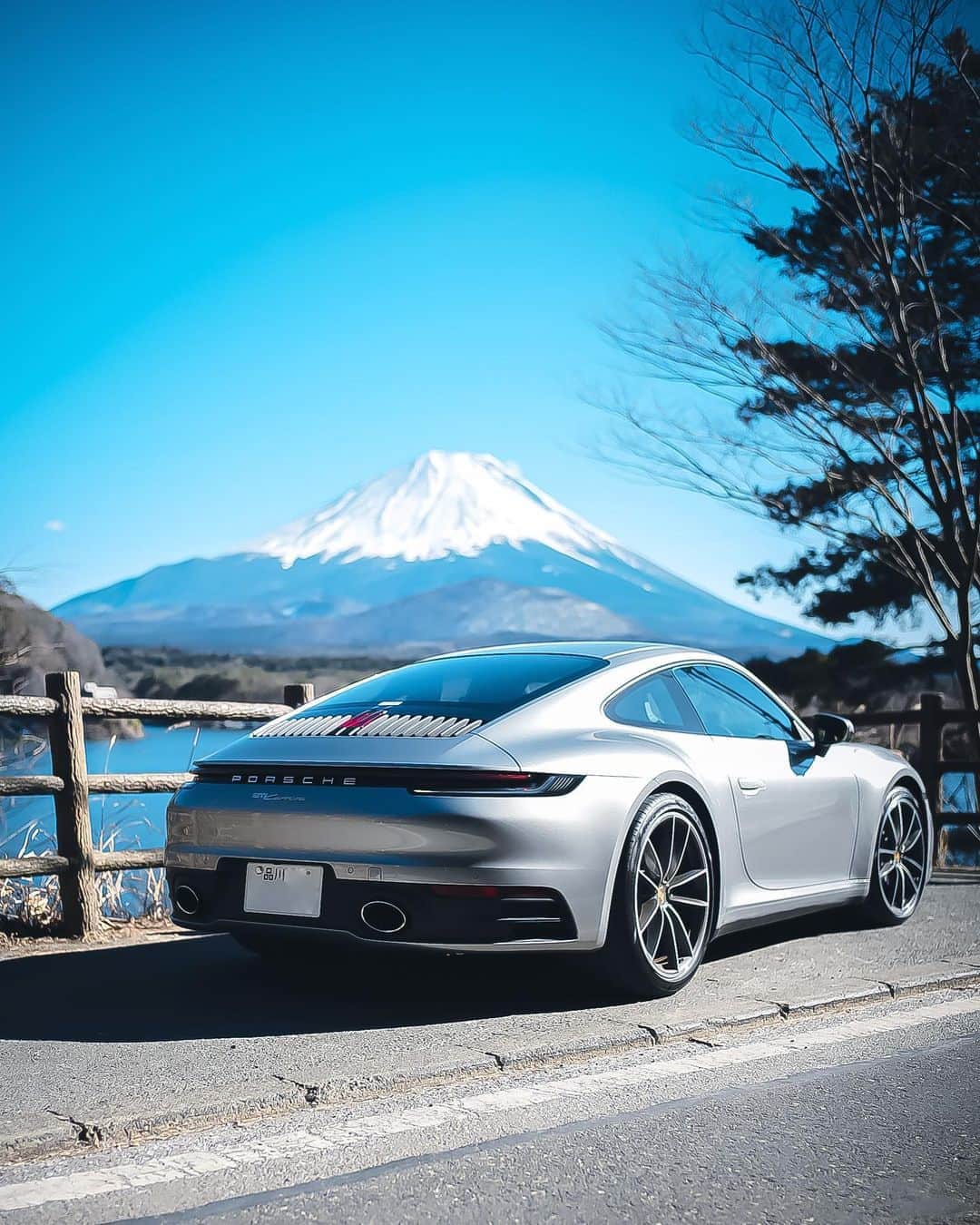 石川涼のインスタグラム：「出来上がったものを売ったり数字を見る人間と、何もないとこから0→1を作り出せる人間は評価軸の上で対等ではない。  大概なんかバランスとって1→100の人も重要だから対等だ！みたいな意見を見るけど全然無理。0→1が無ければそもそもなにも始まらないし、1→100の人はお金で雇えるけど0→1が出来る人はほぼ見つからない。  実家に帰るついでに富士山寄ってみた。  #mtfuji#富士山#精進湖#leicam10psafari #leica#911#992#porsche#porsche911#carrera」