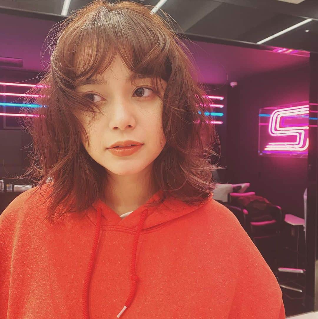 岸本セシルのインスタグラム：「くるくるくるくる💫💫💫 顔まわり可愛くしてもらって、赤っぽいカラーにしてもらったよ💥🥰 @nasup  いつもありがとうが過ぎます🥺❤︎❤︎❤︎ 来月も楽しみ🕺🏻🌼 #newhair  #perm風にくるくる」