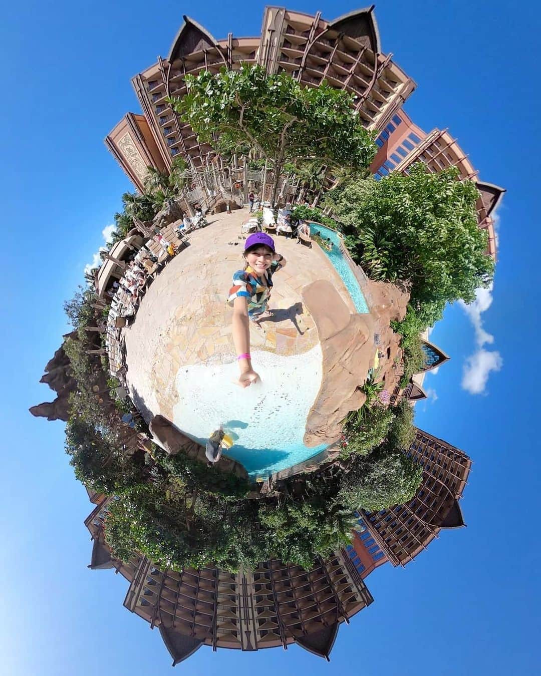 のインスタグラム：「#GoPromax で撮影した、﻿ ﻿ アウラニ・ディズニー・リゾート＆スパ﻿ ﻿ なんとも不思議な世界観。﻿ ﻿ 夢の国でございます♥﻿ ﻿ このプールエリアに連日入り浸っていました。﻿ ﻿ 無事に帰国しておりますが、﻿ まだ余韻から抜け出せないのです。🌊（笑）﻿ ﻿ ﻿ ﻿ ﻿ ﻿ ﻿ ﻿ #アウラニディズニー#sponsored ﻿ #コオリナ#アロハストリート﻿ #ハワイ#AulaniResort#Aulani﻿ #hawai#リゾート#リゾートホテル#海好きな人と繋がりたい#トラレコwifi ﻿﻿﻿﻿﻿﻿ #旅したくなるフォト #travelstagram  #lynn_trip #旅 #travelme #travel #trip #traveler #トラベラー ﻿ #旅好きな人と繋がりたい﻿ #travelholics#旅スタグラム#海外旅行﻿ #goprojp#GoProのある生活#360度カメラ#リトルプラネット」