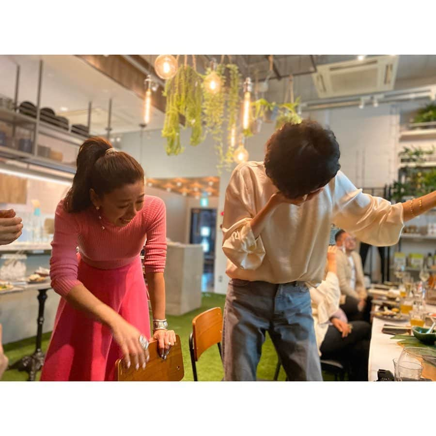 栗原佐知子さんのインスタグラム写真 - (栗原佐知子Instagram)「✴︎ 先日の @wakanozawa のサプライズバースデー🎂🎉🎁 . いつも底抜けに明るいハッピー和香ちゃん💗 （よって、何かあるとすぐにわかるw） . 負けず劣らずの愉快な仲間たちが集まって… 笑いすぎて騒ぎすぎて… 酸欠になりそうだったよ😂 （👉9枚目…節分だったため、VERY modelsは👹で登場w） . . そして、 ドレスコードは @yanuk_official × @wakanozawa 👖 . @akinyc が履いていく〜と提案してくれて、 みんなで👯‍♀️💕 . 素敵なみんなが履いてくれて…私も嬉しい😭 . . お寿司も @the_b_vegan のヴィーガンケーキも おいしかった😋 . スーパー幹事の @tamarumaki ✨ ありがとう💗 . . 和香ちゃん 改めて…お誕生日おめでとう㊗️ 素敵な1年にしてね😘😘😘 . あ、和香ちゃんが、 #YouTube 始めたよ📹 ヨガやあれやこれや… ぜひ観てみてね✔️ . #friends #dinner #theb #aoyama #omotesando #tokyo #japan #happybirthday #birthday #veganfood #vegancake #yanuk #instagood #instadaily #instalike #instapic #happy #love #お誕生日 #野沢和香」2月12日 21時12分 - sachiko__kurihara