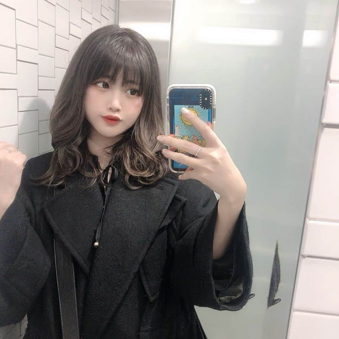 美月リカのインスタグラム：「さいきん赤リップやめて前髪薄くして太眉にして髪の毛透明感のあるグレージュにしてなんか巻いてみちゃったりしてるみたい😅✋‼️すき？」