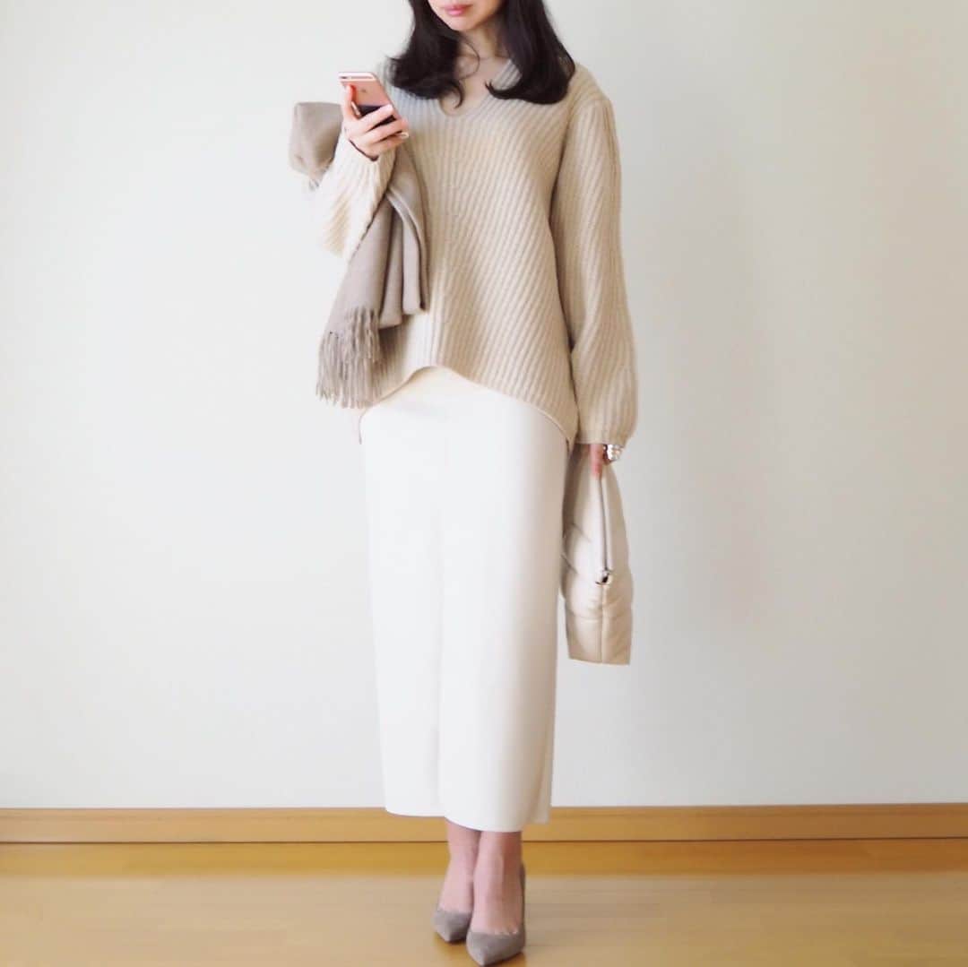 hanaのインスタグラム：「outfit❄️ * beige×ecru☺︎ * フェイクレザーのタイトスカート。 前のフレアのデザインちがいです♩ * #frayid #zara #pellico #beggandco」