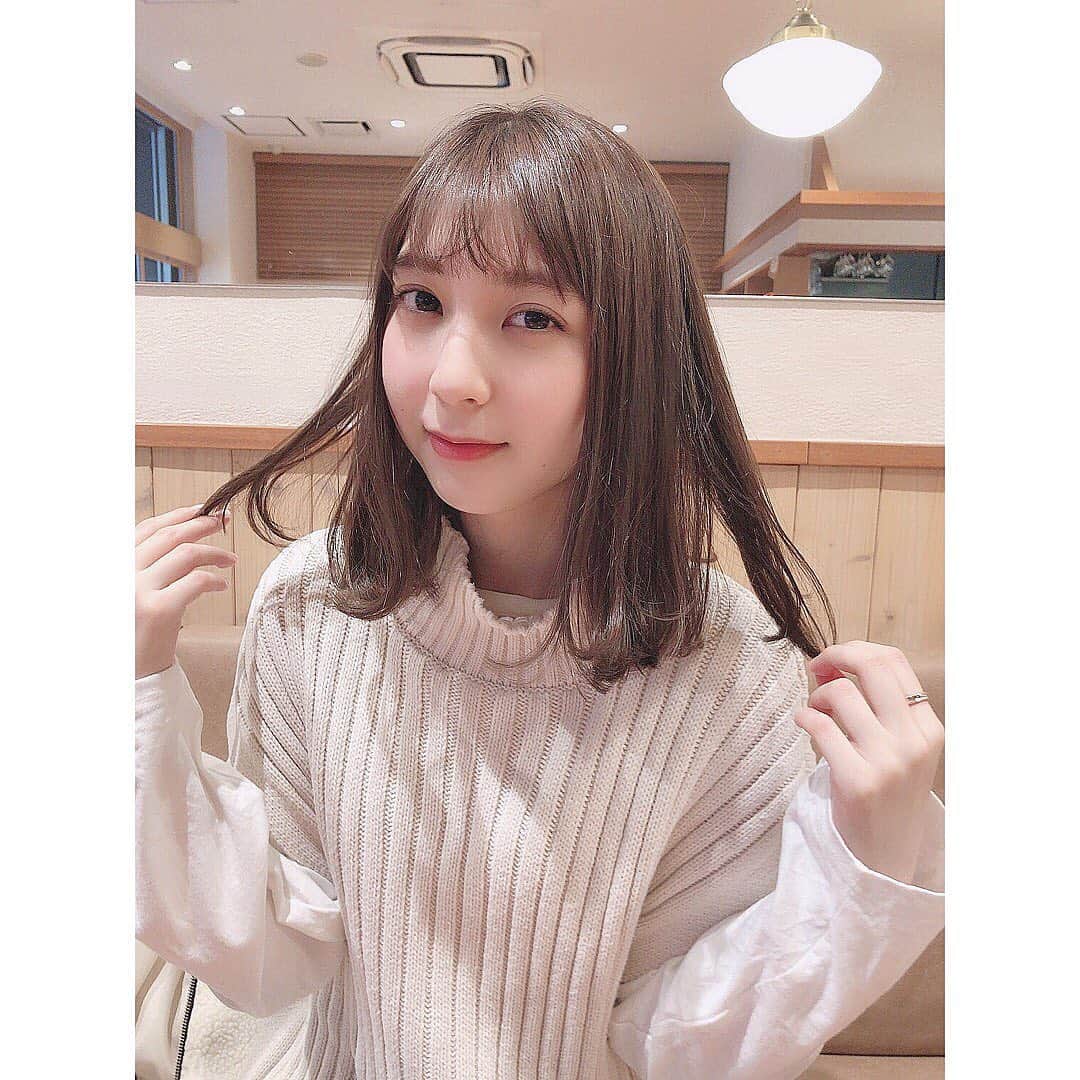 松岡菜摘のインスタグラム：「. . 美容室行ってきた！ 少し短くなったよー！ . 顔丸いねーー🤗 . #haircolor #hairstyle #newhair  #美容室　#髪色」
