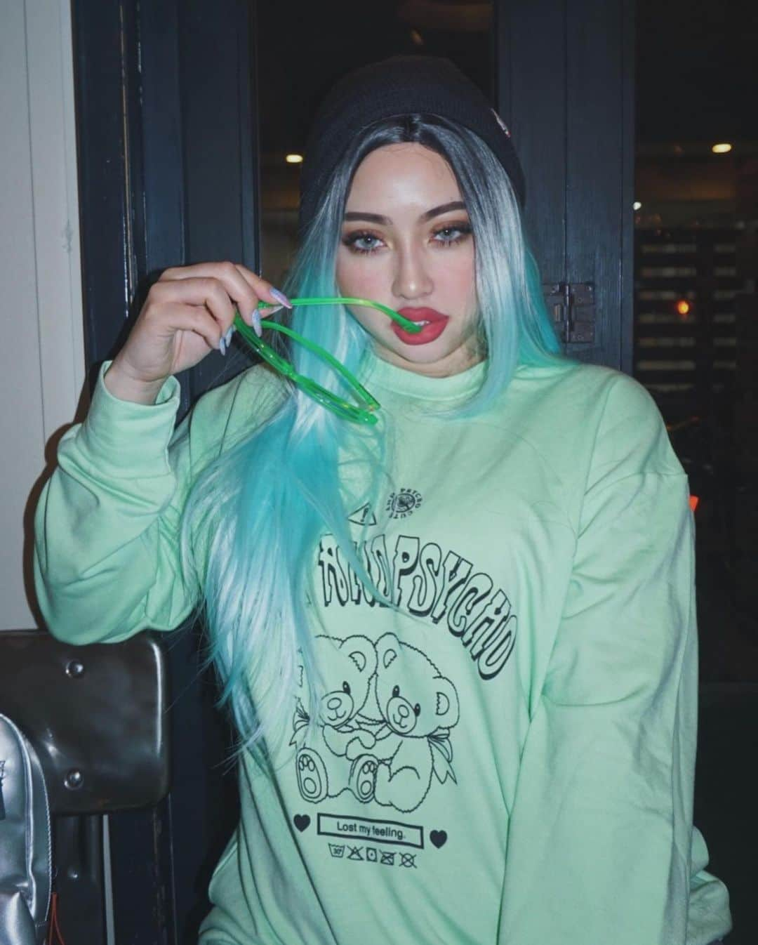 Aiさんのインスタグラム写真 - (AiInstagram)「💚🧑🏼‍🎤🧚🏻👄🌹💚 . . #greenhaircolor #greenfashion #glammakeuplook #💚」2月12日 21時27分 - ai_tinker_b