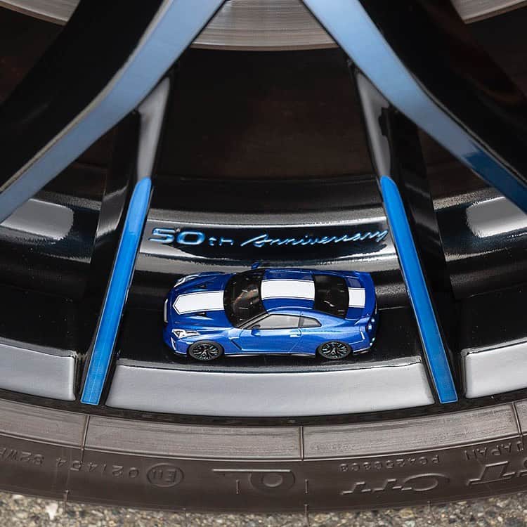 のインスタグラム：「. KYOSHO MINI CAR & BOOK 創刊！ 第1弾は日産 GT-R 50th アニバーサリー 明日、1月21日、全国のファミリーマートで販売開始！ 一部、取り扱いのない店舗もありますので、KYOSHO WEBにて取扱店舗一覧をご覧ください。 Japan Market Only  1:64 Diecast Model Nissan GT-R 2020 year model  #kyoshominicarbook #kyosho #nissan #gtr #gtr35 #nissangtr #gtrlife #r35 #carlife #carcollection #motorsports #collection #carmodel #luxurylifestyle #motorsport #luxurycar #luxurydesign #remodeling #japancar #jdm #jdmdaily #guaczilla #stance #stancenation #amazingcar #gtrlovers #gozzira #164scale  #ミニカー #京商  www.kyosho.com」