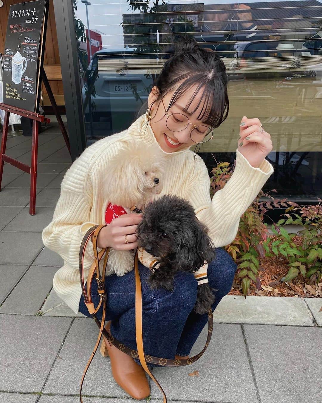 大野真昂のインスタグラム：「☺︎ ・ @cocoroco_mr とスタバにお出かけ🐾 ・ DMで教えてもらって ☕️ほうじ茶ティーラテ →オールミルク →ホワイトモカシロップに変更 に進化した🥰 ・ ココロコが可愛すぎて 毎日癒されてる、、実家最高🥱🤟🏻 ・ #熊本 #帰省 #大学生 #春休み #スタバ #starbucks #ほうじ茶ティーラテ #ココロコ #cocoroco #お散歩 #お出かけ #トイプードル #ティーカッププードル #マイクロティーカッププードル #タイニープードル #ブラックプードル #アプリコットプードル」
