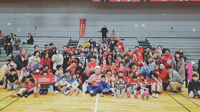 HIPPYのインスタグラム：「イズミメイプルレッズホーム最終戦 繊細かつダイナミックなハンドボール！魅了されました  試合終わりに皆さんと写真を撮るメイプルレッズ まさに【百万一心】皆で力を合わせれば何事も成し得る  素敵すぎます！  広島にメイプルレッズがあること誇りに思います また歌いに行かせてください！  これからのアウェーでの戦い！ プレーオフ進出！優勝への道のり  めちゃ応援してます！  https://www.izumi-maplereds.com  #イズミメイプルレッズ  #ハンドボール  #ハンドボール女子  #HIPPY #君に捧げる応援歌」