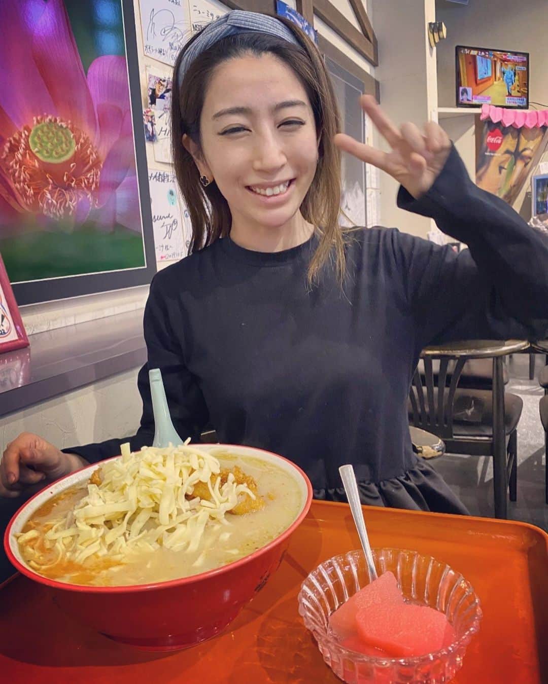 木嶋真優さんのインスタグラム写真 - (木嶋真優Instagram)「弾丸新潟旅行帰りには カツラーメン。 ネットで探して 地元の方に馴染み深い食堂ニューミサに 行ってみたよー🌈 チーズトッピング。 目が線になるほど ハッピーになるジャンキー具合。 旅行に行ったら 顔をやたらはめる。 べたでしょ。 でもべたであればあるほど 心がくすぐったくて ときにはいいよ！ 明日もみんなが笑顔で過ごせますように😌」2月12日 21時38分 - mayukishima