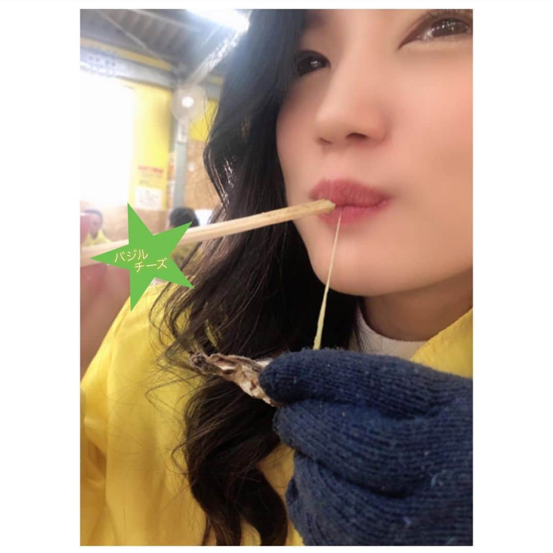 仲西杏里のインスタグラム：「いつも何もつけんで食べるけど この日は謎にバジルチーズ ばっか食べた🤟www . 「杏里のは良く焼きね～」って 何も言わんでも分かってくれる 牡蠣職人(お友達)🤟w .  #happy💕 #photo #福岡 #fukuokacafe  #天神  #中洲 #春吉 #博多 # #食べログ #牡蠣小屋  #17live  #糸島 #17liver #仕事依頼はdmへ #17ライブ #イチナナ #Fukuoka #Japan #バルクアップ #HMB #筋トレ初心者 #筋肉痛が心配  #自分らしく生きる  #流されない生き方 #マニュアル通りに生きたって何も始まらない  #チャレンジャー #諦めない心  #あんたぴ @b_b_j.j  @bijogram @vijobank @j__b__p」