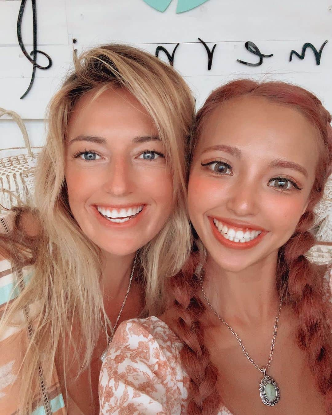 ユミ さんのインスタグラム写真 - (ユミ Instagram)「We have a Mermaid heart💗💗 in Byron Bay store  @mermaid_collective 🐚 She is so beautiful designer🌸👏🏽 @victoria_mermaid_ 🧜🏽‍♀️ 優しくてHappyで楽しすぎるデザイナーのVictoria♡ お店が閉まるまでずっと盛り上がってた❤️🤣 Thank you so much🌸🥰 しかも、前からインスタをフォローしてくれてたみたいで さらにsoo happy🙈😍🙌🏾 出会えて良かったー🌸 大好きなラリマーにタカラガイのshellに、人魚モチーフに、shark teethなどなど🦈 お店にいるだけで、アリエル気分になれるし、 いつでも海を感じられる可愛すぎるjewelry達をみんなも要チェックしてね♡🐠 そしてそして、私もいちマーメイドとして、 アンバサダーに就任しましたので、 これからも色々載せてくね🙊🐬💘💘 #mermaidcollective#byronbay #lovethisshop#Australia#ambassador」2月12日 21時46分 - yuminchu1029