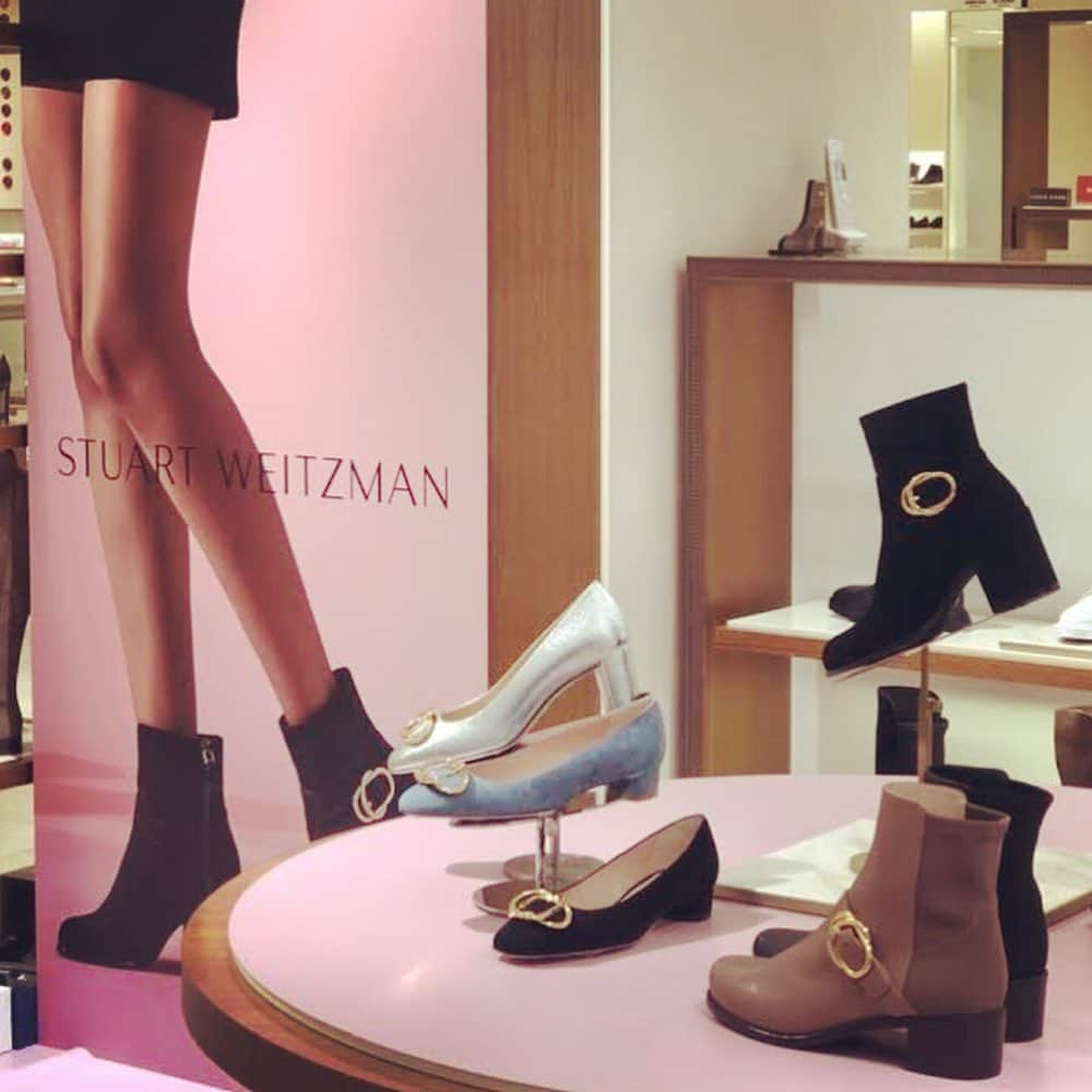GLAM JAPANのインスタグラム：「ファッション性、 機能性、 フィット感を融合させたタイムレスなシルエットで世界中の女性を魅了するNYのラグジュアリーシューズブランド「スチュアート・ワイツマン」👠💕 . 本日2月12日（水）から18日（火）まで、東京・銀座三越2階のGINZA ステージにて、SPRING 2020アイコンシルエットにフィーチャーした期間限定のポップアップストアがオープン❤️ . 新たなシグネチャーモチーフとして加わった、幾何学的なダブルバックルをアクセントとしてあしらったNEWコレクションをはじめ、ビンテージライクなローカットスニーカー👟やブランドのアイコンであるストレッチブーツ👢まで幅広いラインナップが揃っています。 . これからの季節にぴったりなスタイリッシュな一足を探しに、足を運んでみてはいかが⁉️✨ . @stuartweitzman #stuartweitzman #スチュアートワイツマン #シューズ #春ブーツ」