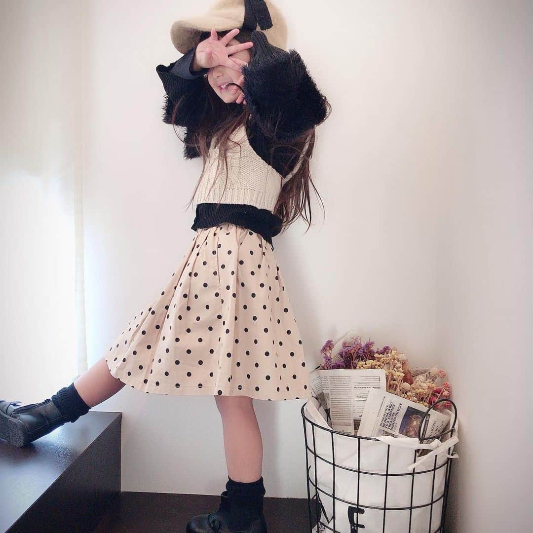 ♡KAO♡さんのインスタグラム写真 - (♡KAO♡Instagram)「❤︎ ： ： #おりんコーデ #rinchancode ♡♡♡ ： かっこつけてるねーwww ふふっ(〃艸〃) ブラウン×ベージュ2色のみでまとめてみた お気に入りコーデ♡♡ このスカートのシルエットが好きだ♥ : : ――――――――――――――――― インパンツ付きプリーツスカート ベージュドット ▹▸ @babychu2014 (#seraph) 6歳:115cm×19kg －着用サイズ120－ ――――――――――――――――― : : : : #babychu#べびちゅモデル#babychuモデル#べびちゅキッズコーデ #ig_kidsfashion #kidsfashion #親バカ #ig_oyabakabu #親バカ部 #娘 #6歳 #女の子 #インスタキッズ #ig_kids #mamanoko #ママリ #hugmug #コドモノ #キッズファッション #smarby #comona #キッセレ #ママタス #プチプラ #韓国子供服 #mamagirl #ママカメラ」2月12日 21時50分 - o0.don_tama.0o