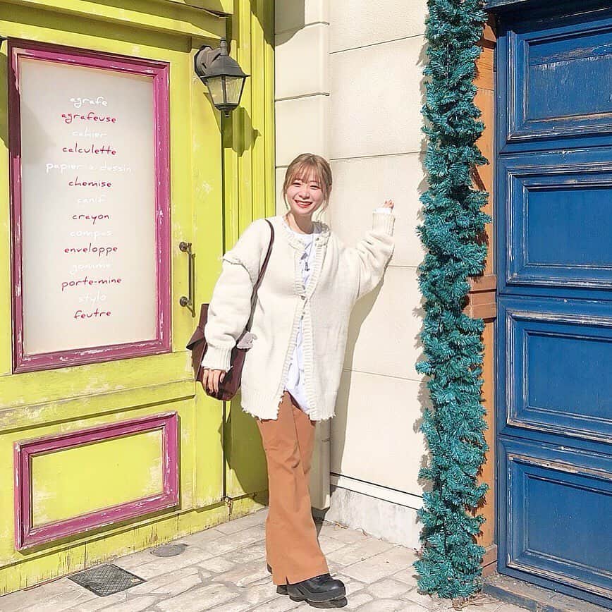 てぃーみきのインスタグラム：「富士急ハイランドも行ってきたよ☺︎ #富士急らしからぬ写真  #映えそうな壁で #映えそうなポーズとってみた」