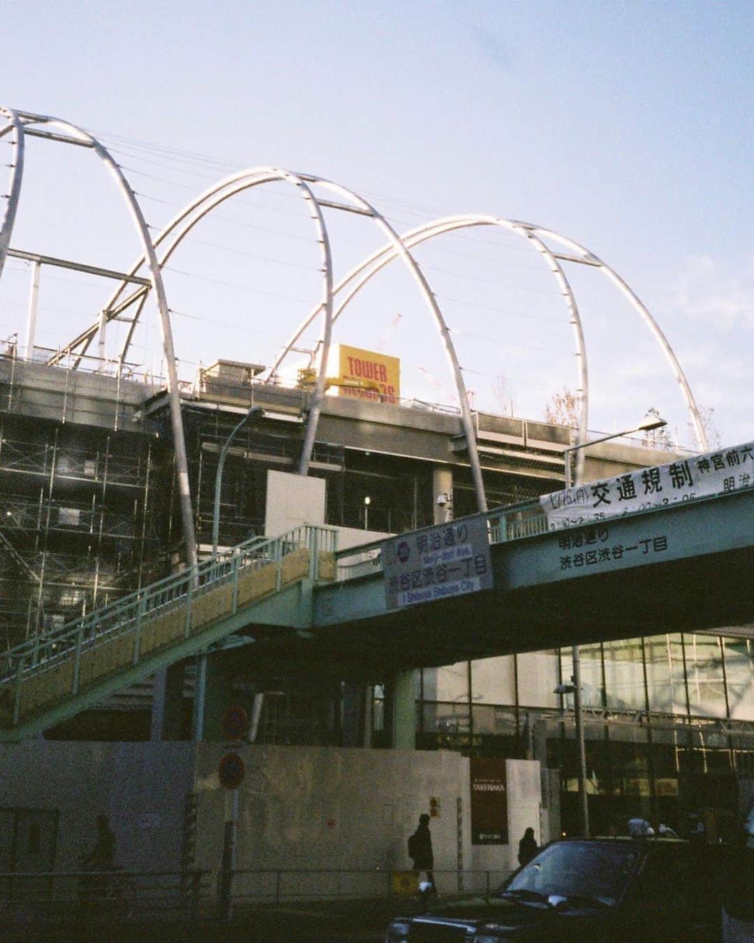 たなかのぞみのインスタグラム：「みるみる変わりゆく渋谷。渋谷から原宿までの道に屋根ができるとかできないとか？　#film #filmcamera #2020」
