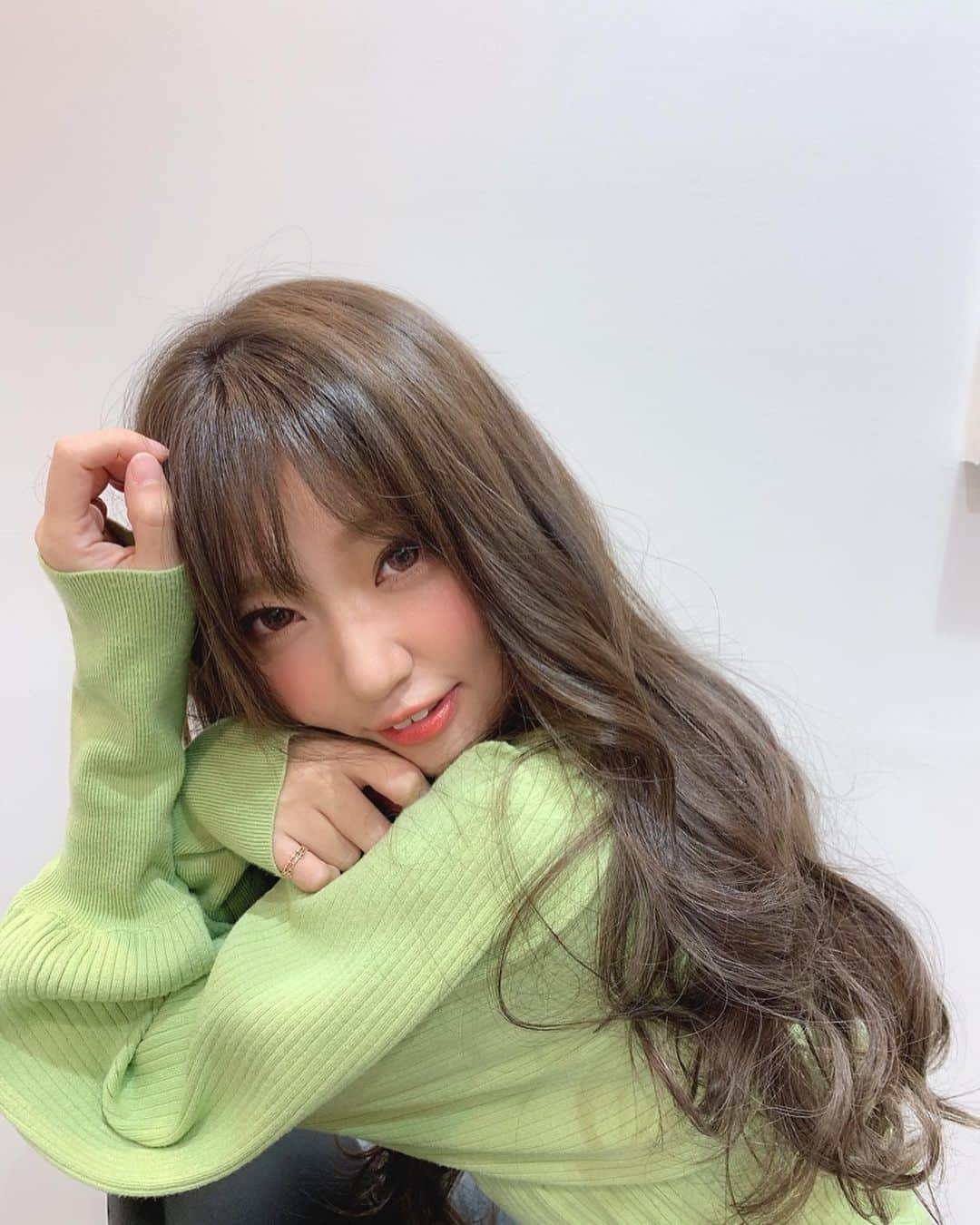 いっちゃん/嶋津 いつみのインスタグラム：「. . 髪色変えました❤️ . . . . 編みおろし会会長の @yoooheeey さんの新店舗 GATE.でカラーして貰ったー✌🏻⭐️ . . . . 透明感もくすみも欲しくて 明る過ぎず暗過ぎず 顔色が沈まないよーにいい感じで!!を 「おまかせー💓」って一言で形にしてくれるのが さすがよへさん😙🙌🏻💕 . . . . . やや髪がボサボサなのは 手触りがよくて 私が無駄に髪の毛をわさわさしてしまったせいです🙄💦 . . . . . カラーしてる間中 ずっとあーやこーや喋ってゲラゲラ笑ってたら あっという間に終わってもてた🙆‍♀️💨 . . . 私の髪はスーパーロングヘアの割に 毛先まで柔らかい髪質らしくって 撮影でよく美容師さんに褒められるんやけど こうやって私の髪をお手入れしてくれる方々のおかげです🙇‍♀️❤️ . . . . #関西  #関西サロモ  #サロンモデル #サロモ #いっちゃん  #フリーモデル #関西モデル  #あざといっちゃん #かわいっちゃん #いっちゃんコーデ #ブライダルモデル #アレンジモデル #ヘアカラー  #ヘアアレンジ  #ロングヘア #スーパーロング」
