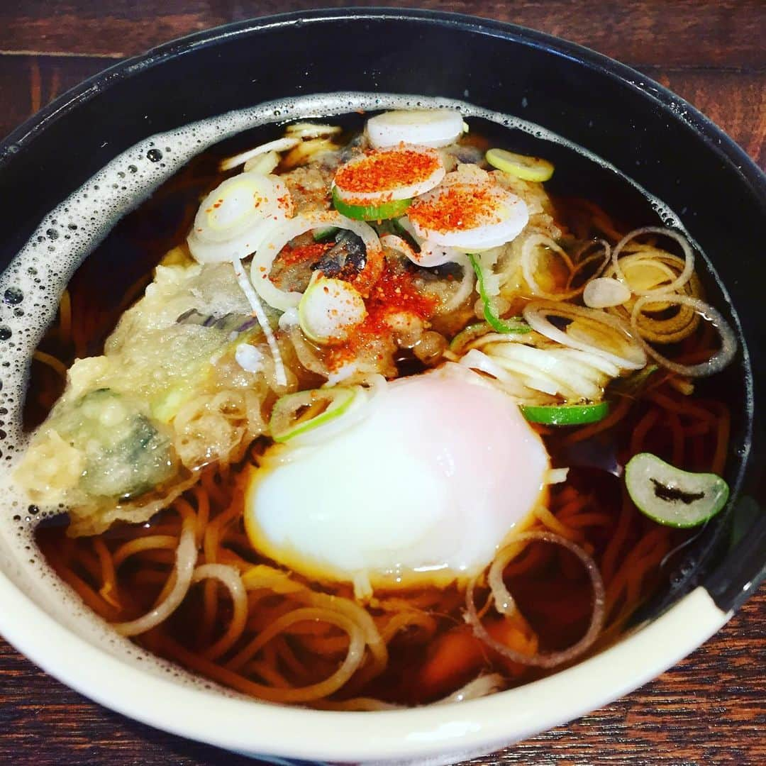 栗原英雄のインスタグラム：「ナス天温玉蕎麦 #ピサロ」