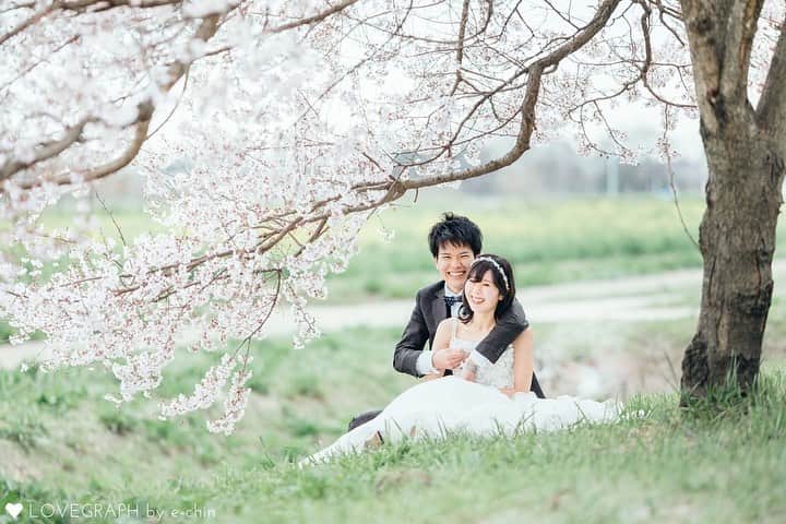 Lovegraph［ラブグラフ］さんのインスタグラム写真 - (Lovegraph［ラブグラフ］Instagram)「優しい色につつまれた、春のらしいウェディングフォト。 ㅤㅤ ㅤㅤㅤ 春の撮影について𓂃𖧷 ㅤㅤㅤ ＊桜の時期は毎年、予約が埋まりやすくなっております。どうぞお早めにお申し込みください ＊撮影相談はDMかLINE@で承ります。お気軽にご連絡ください♩ ㅤㅤㅤ #Lovegraph #ラブグラフ #幸せな瞬間をもっと世界に ㅤㅤㅤ #ウェディングフォト #エンゲージメントフォト #前撮りポーズ #前撮りレポ #東京プレ花嫁 #桜前撮り #2020春婚 #2020夏婚 #japanesewedding #sakura」2月12日 21時55分 - lovegraph_me