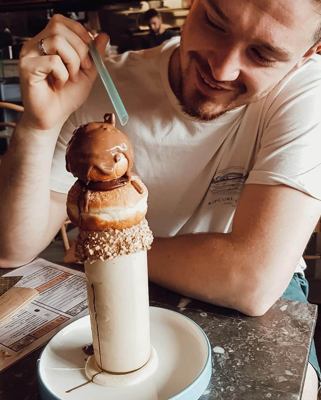 エバンズマラカイ(マラチ)さんのインスタグラム写真 - (エバンズマラカイ(マラチ)Instagram)「ずっと飲んで/食べてみたかったちょーノットヘルシーのミルクシェーキ。 キャラメルミルクシェーキの上にチョコレートソースが入ったドーナツとキャラメルソースが入ったドーナツにチョコレートソースをどっぷり、、、 #1週間分のカロリー #マラチの旅行日記 #milkshake #travel #10時間経過してもまだお腹痛い」2月12日 22時02分 - bigmalachi