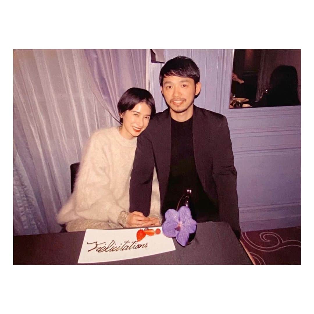 松本恵奈さんのインスタグラム写真 - (松本恵奈Instagram)「2月11日は7年目の結婚記念日でした⚪️ かれこれ17年間も一緒にいるのに 2人きりでデートするのが久しぶりすぎて、付き合いたてのカップルみたいになっていました。笑 いつも一緒にいるのに不思議だね💭笑  たかしは出張中だったのに記念日の日だけ東京に戻って来てくれて、 その優しさや家族を想う気持ちにとても幸せを感じた1日でした。 これからもよろしくね。 #結婚記念日 #2月11日 #7年目  #かれこれ17年 #デート #ロブション」2月12日 22時07分 - ena1123