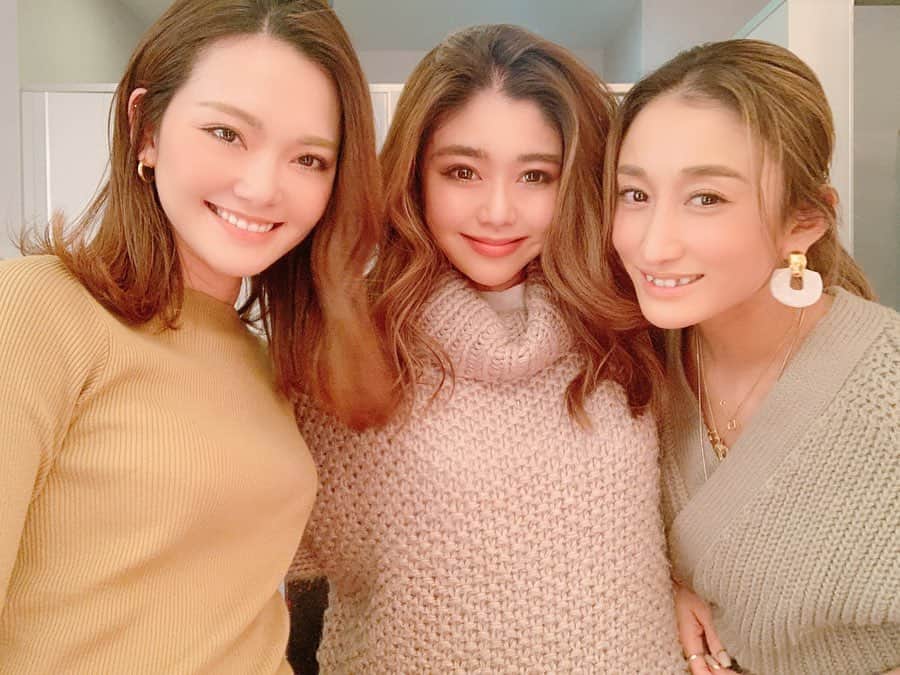 Naomiのインスタグラム：「🤳❤️ #friends#happybirthday#🐟#👵🏽#🍺#最後のは怒られるかなw」