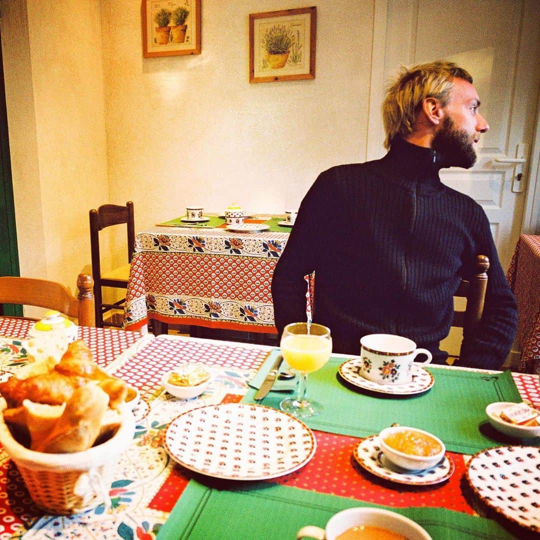 松浦弥太郎さんのインスタグラム写真 - (松浦弥太郎Instagram)「連投しよう。これもエディフィスのカタログ用の写真。エクサンプロヴァンスの民宿での朝食中に撮った一枚。テーブルクロスや食器の柄がいかにも南仏で、モデルの着たシンプルなニットが際立つ。#フレンチトラッド #松浦弥太郎 #edifice」2月12日 22時09分 - yatarom