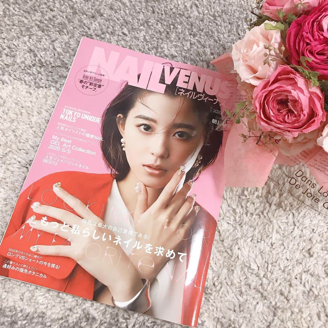 なかやまちえこのインスタグラム：「NAIL VENUS 2020.Spring ネイルVenusさんで初めての表紙ネイルを制作させていただきました！中ももちろん別企画のページでもhow toなどもあるので、ぜひ見てくださいね！😊🙏🙏💫⠀ #nailvenus #ネイル雑誌 #雑誌 #magazine @nailvenus_magazine @pregelofficial」