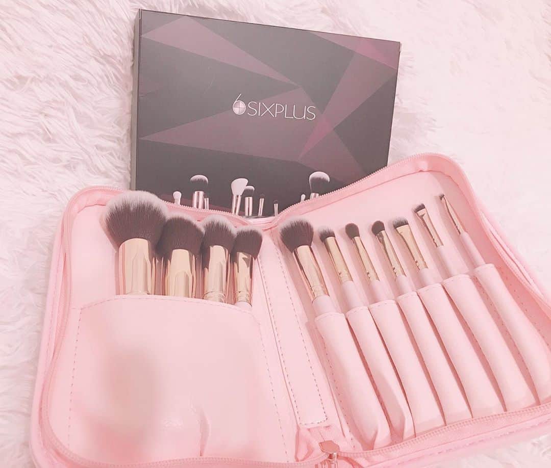 のインスタグラム：「♡最近の購入品♡  今回は、メイクブラシとお手入れに使うクレンザーのご紹介をします💄💕✨ ...................................................................................①メイクブラシ❤︎❤︎❤︎❤︎❤︎❤︎❤︎❤︎❤︎❤︎❤︎❤︎❤︎❤︎❤︎❤︎❤︎❤︎❤︎ ・SIXPLUS ピンクのメイクブラシ11本セット 今までは、ブラシを使わずにアイシャドウなどは指で塗って、パウダー系は、パフを使っていたけど、ピンクの可愛い見た目に惹かれてなんとなく購入！でも使ってみたら、仕上がりが全然違う！ブラシだと細かい部分も塗りやすいし、指で塗るより失敗しにくくなって、さらに持ちも良くなった💮こんなに沢山入って、さらにケース付きでとってもお買い得なお値段だから初挑戦にも◎✨ ................................................................................... ②ブラシクレンザー❤︎❤︎❤︎❤︎❤︎❤︎❤︎❤︎❤︎❤︎❤︎❤︎❤︎❤︎❤︎❤︎❤︎ ・MAC ブラシ クレンザー クレンザーは、100均などにも売っているし本当に種類も豊富だから迷いました、、😣でも、やっぱり口コミで1番人気だったMACのクレンザーにしました✨ブラシのお手入れは、毎日するのと、あと、週に1度はしっかりしてあげた方が、ブラシを清潔に保てるんだって！🤚🏻💓だから、クレンザーも使い分けている人も多いみたい。でも、このMACのクレンザーは、両方にも向いていて、毎日のお手入れは、ティッシュにクレンザーを染み込ませて優しく拭き取るだけ！週に1度のお手入れのときは、少しだけつけておいて、ぬるま湯で流せば完了😋✨とっても簡単だから、面倒くさがりさんにもぴったりです笑 . . . . #商品紹介 #購入品 #メイクブラシ #sixplus #コスメ #メイク #mac #ブラシクレンザー」