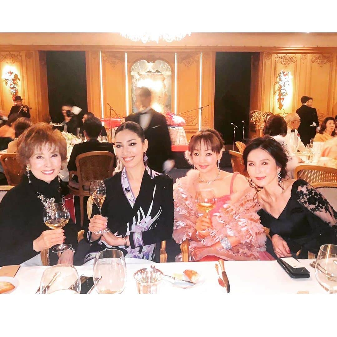 神田うのさんのインスタグラム写真 - (神田うのInstagram)「大好きなデヴィ夫人💕傘寿のお誕生日誠におめでとうございます㊗️🍾🎉 憲ちゃん💕にご紹介頂いてから早21年のお付き合い☺️ 益々お若く美しくパワフルでエネルギッシュなデヴィ夫人💕 80歳とは思えない美貌と体力には圧巻です😍✨ #傘寿#おめでとうございます#お誕生日おめでとうございます#80歳#congratulations#happy80thbirthday#happybirthday#happy#birthday#デヴィ夫人#神田うの#unokanda#uno」2月12日 22時19分 - unokandaofficial