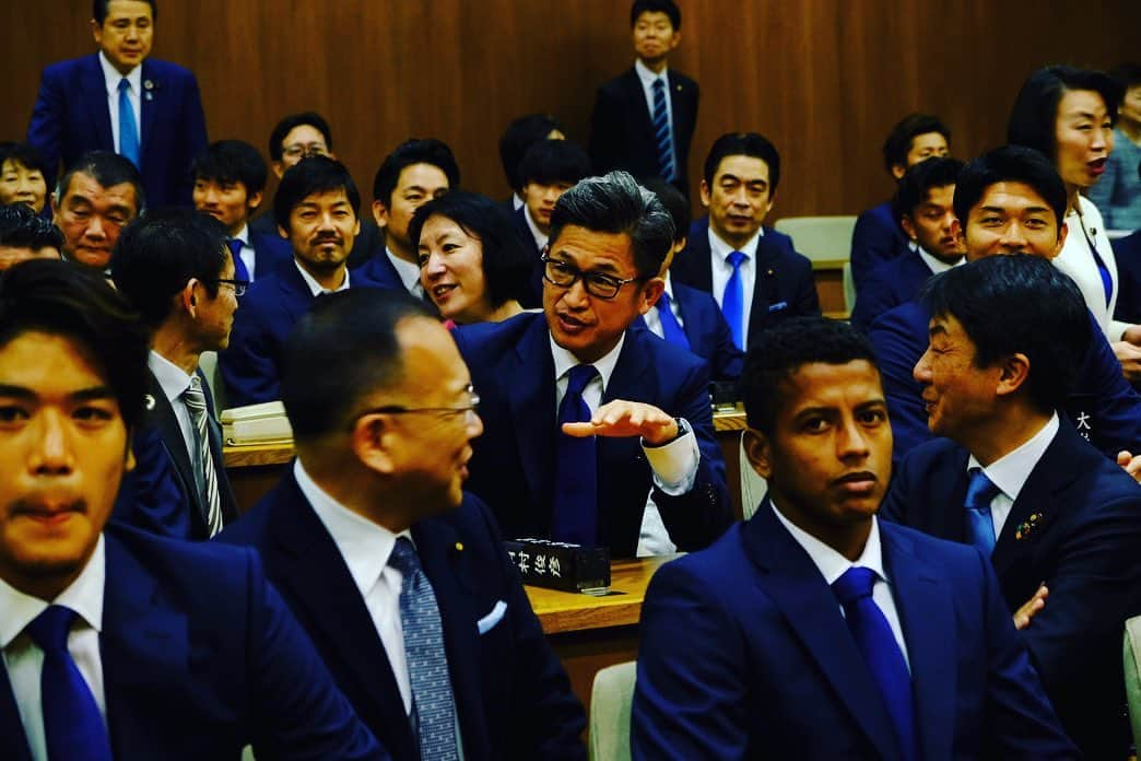 松井大輔さんのインスタグラム写真 - (松井大輔Instagram)「横浜市庁訪問  僕はどこでしょうか？  #yokohama #横浜 #市庁 #議場 #カズさん議論してます #三ツ沢屋根できるそうです #凄い」2月12日 22時11分 - matsuidaisuke_official