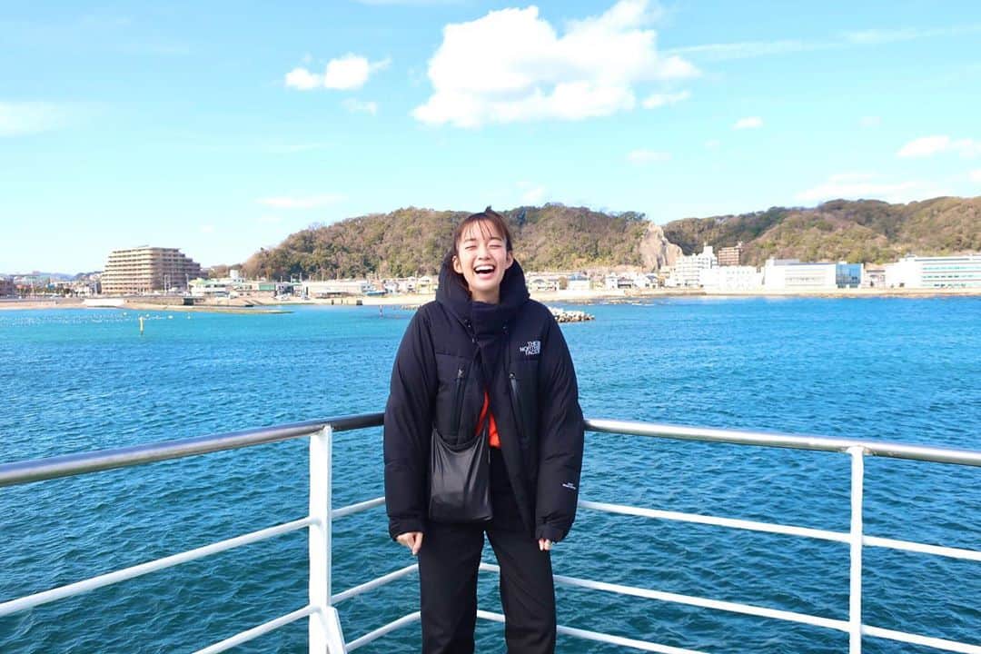 佐藤栞里さんのインスタグラム写真 - (佐藤栞里Instagram)「. 今日は海を渡ってずっと行きたかった場所へ、、 遠出した甲斐があったな☘️ お天気にも恵まれて、 汗をかくくらい みんなでいっぱい笑って 本日も、良い1日☺️」2月12日 22時16分 - satoshiori727