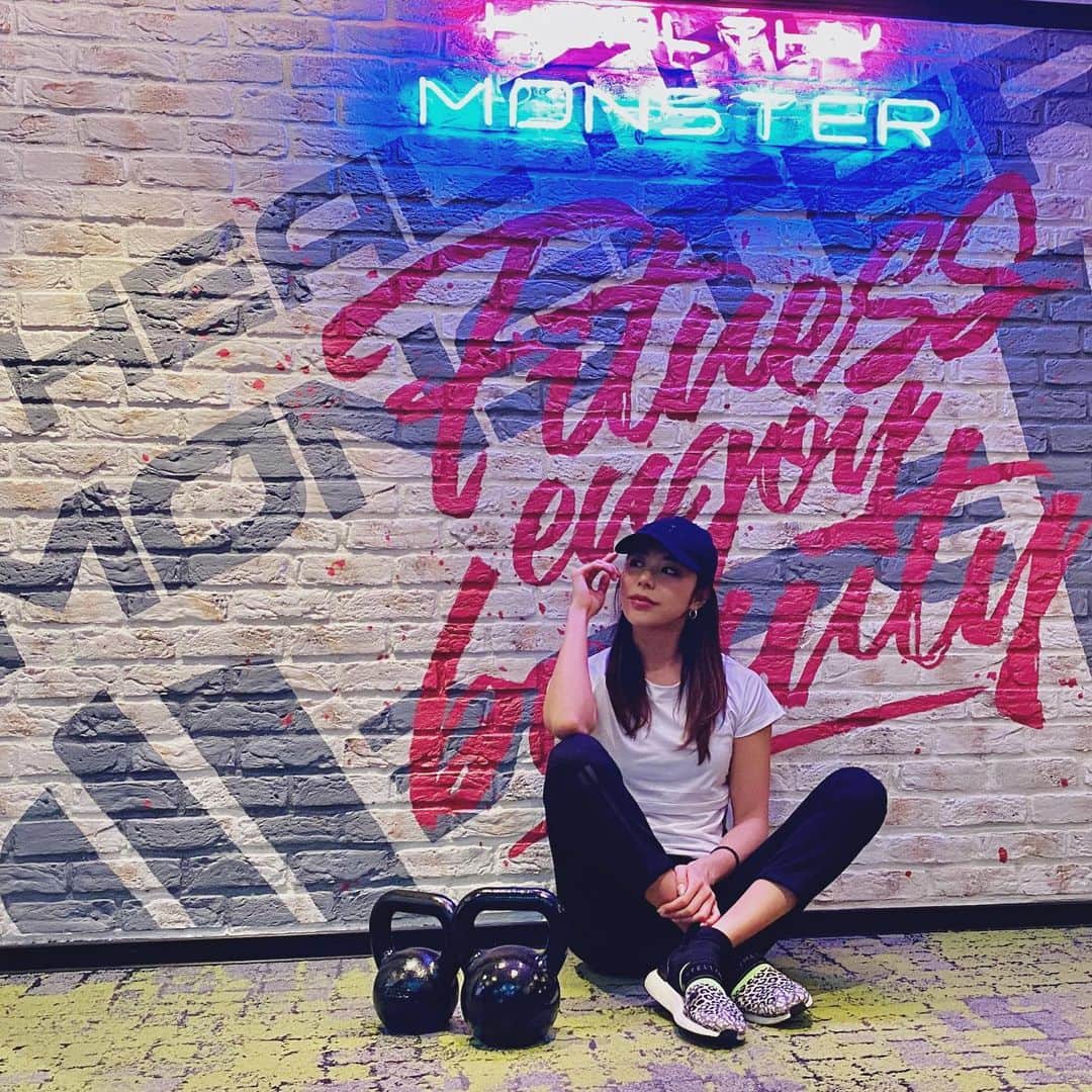 池田ゆりのインスタグラム：「今日はパーソナルトレーナーやってきました❤️﻿ 紹介制で教えてます✨﻿ ﻿ 昨日のマッスルコンテストの動画見てモチベーション上がったから私も仕上げたくなったよ🥺✨﻿ ﻿ やればやった分結果が出るから楽しい✨﻿ 毎日の日課にすれば「やらない」が気持ち悪くなる。﻿ ﻿ ﻿ #healthmonster #parsonaltrainer #muslecontest #givemeaspecial #fitness #protein #beauty #adidas #bodymake #instagood #todaystraining #gym #style #tokyo #도쿄 #피트니스 #이케다유리」
