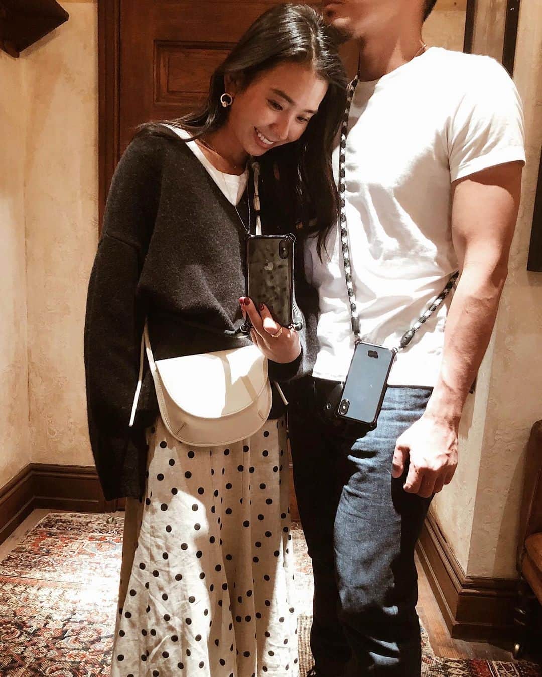 のインスタグラム：「リリー散歩の日や旅先で使えそうだと思ってYOSEMITEのモバイルストラップを彼とお揃いで💁🏾‍♂️💁🏾‍♀️🐶 . 斜めにかけてるとスマホ落として割れる心配もないので☺️ . 登山用のロープを使用しているから頑丈で、男性がつけてもカッコイイ感じになるよ❤︎ スマホだけじゃなくてカメラにも付け替えられるから便利✌🏾 . ヨセミテのストラップはAmazonから買えるよん！ . . . . #YOSEMITE#ヨセミテストラップ#ヨセミテモバイルストラップ#スマホケース#Amazon#バレンタインプレゼント#pr#斜め掛け#ストラップ#おしゃれ#カメラ#ファッション雑貨 @gomabooks_jp」