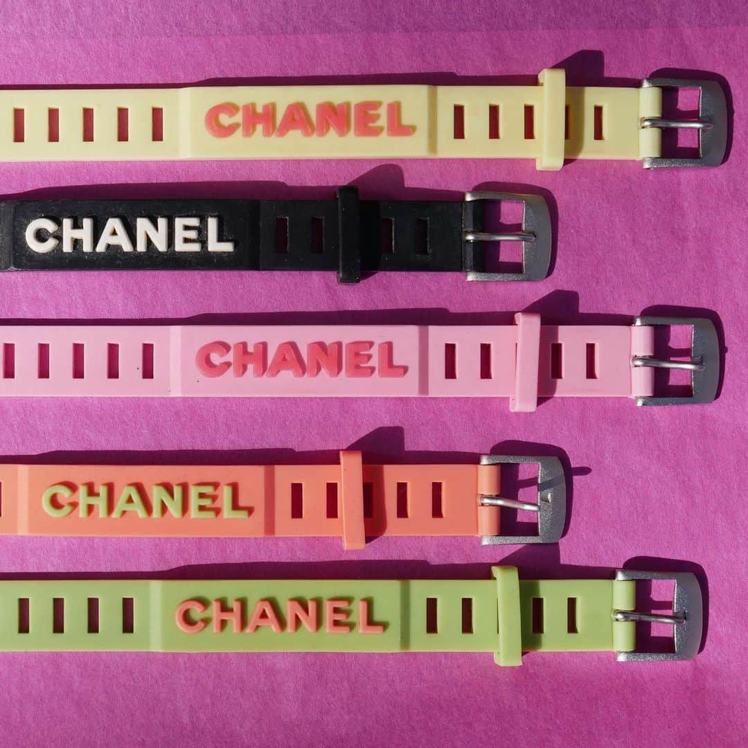 Vintage Brand Boutique AMOREさんのインスタグラム写真 - (Vintage Brand Boutique AMOREInstagram)「Vintage Chanel rubber bracelets.▶︎Free Shipping Worldwide✈️ ≫≫≫ DM for more information 📩 info@amorevintagetokyo.com #AMOREvintage #AMORETOKYO #tokyo #Omotesando #Aoyama #harajuku #vintage #vintageshop #ヴィンテージ #ヴィンテージショップ #アモーレ #アモーレトーキョー #表参道 #青山 #原宿#東京 #chanel #chanelvintage #vintagechanel #ヴィンテージ #シャネル #ヴィンテージシャネル」2月12日 13時44分 - amore_tokyo