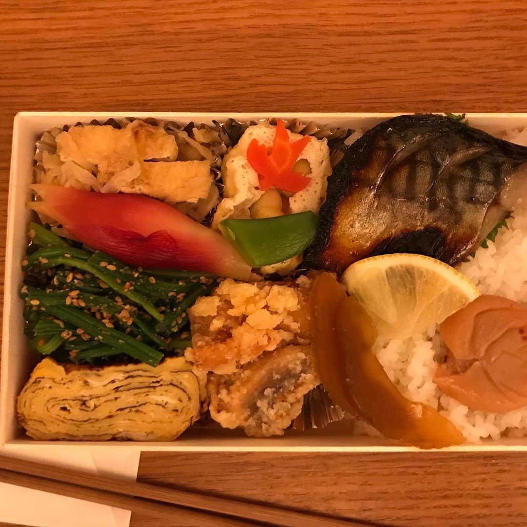 渡辺真起子さんのインスタグラム写真 - (渡辺真起子Instagram)「ねえさん、 にいさんの会。  麻生さんの 粕汁 お弁当。  なんとも優しい美味しさ。」2月12日 13時47分 - watanabe_makiko