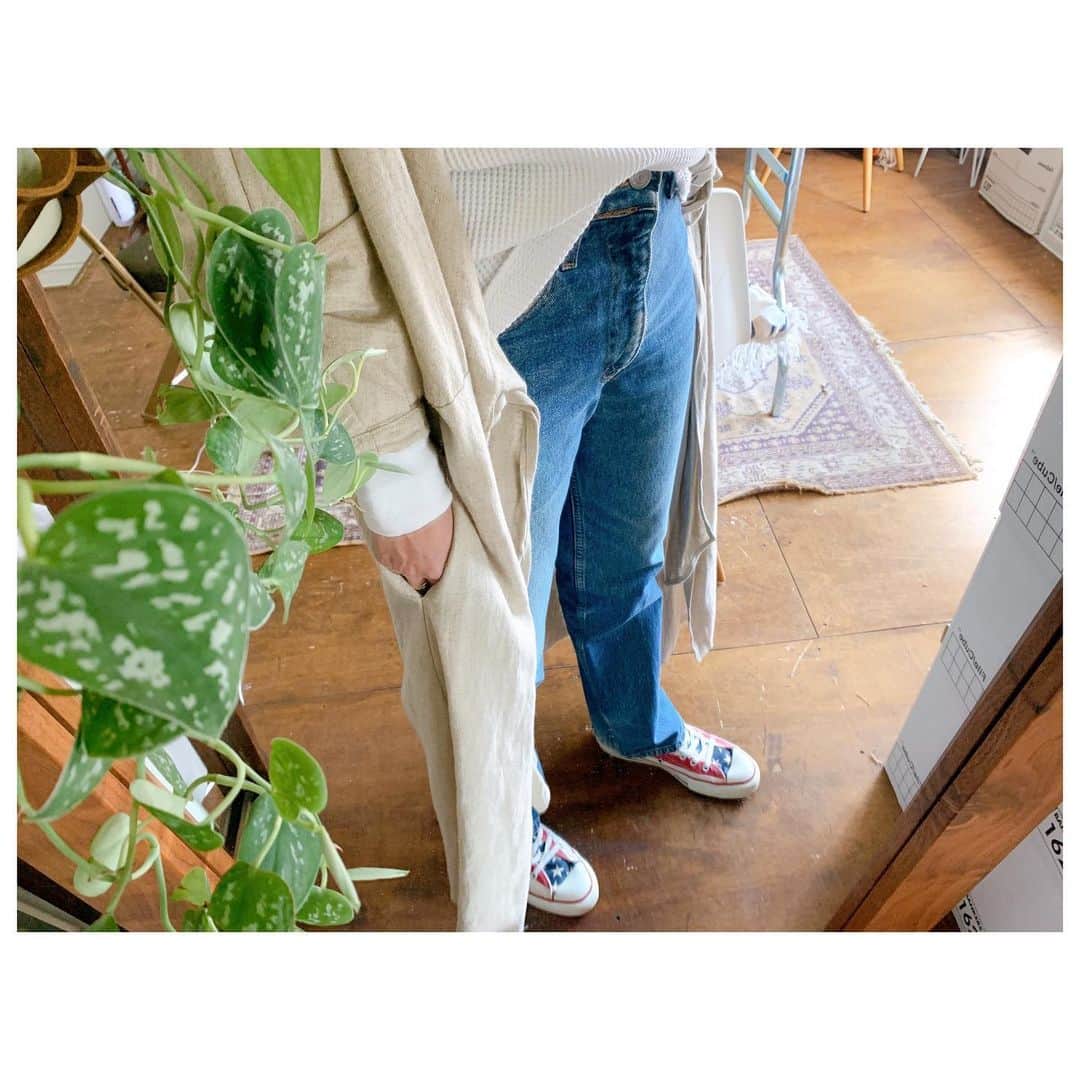 李ヒャンさんのインスタグラム写真 - (李ヒャンInstagram)「LINEN OP入荷しました。 カシュクールワンピですが、こんな感じでガウンとしても着ていただけます。 ポケットも付いてるし、LINENなので春先から夏まで色々着回せるので一枚でお得なワンピです✌️ コーディネートのポイントにもなるアメリカンフラッグコンバースも合わせてぜひチェックしてみてください。 #fashion #style #ootd #outfits #herfee2020ss #herfee #linendress」2月12日 14時03分 - 73hyang