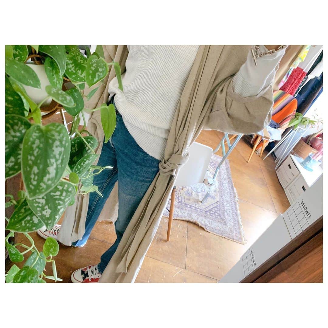 李ヒャンさんのインスタグラム写真 - (李ヒャンInstagram)「LINEN OP入荷しました。 カシュクールワンピですが、こんな感じでガウンとしても着ていただけます。 ポケットも付いてるし、LINENなので春先から夏まで色々着回せるので一枚でお得なワンピです✌️ コーディネートのポイントにもなるアメリカンフラッグコンバースも合わせてぜひチェックしてみてください。 #fashion #style #ootd #outfits #herfee2020ss #herfee #linendress」2月12日 14時03分 - 73hyang