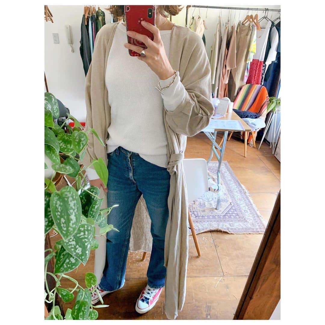 李ヒャンさんのインスタグラム写真 - (李ヒャンInstagram)「LINEN OP入荷しました。 カシュクールワンピですが、こんな感じでガウンとしても着ていただけます。 ポケットも付いてるし、LINENなので春先から夏まで色々着回せるので一枚でお得なワンピです✌️ コーディネートのポイントにもなるアメリカンフラッグコンバースも合わせてぜひチェックしてみてください。 #fashion #style #ootd #outfits #herfee2020ss #herfee #linendress」2月12日 14時03分 - 73hyang