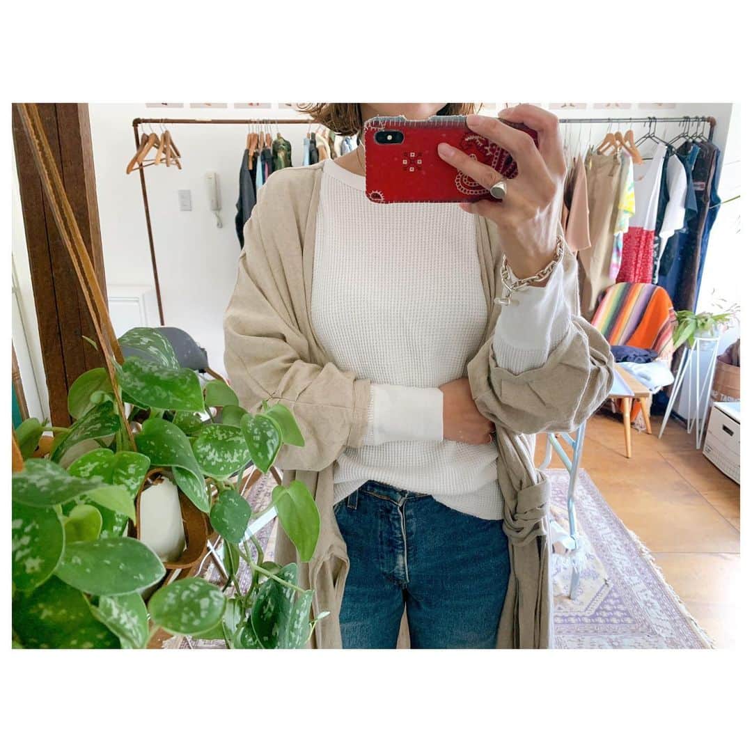 のインスタグラム：「LINEN OP入荷しました。 カシュクールワンピですが、こんな感じでガウンとしても着ていただけます。 ポケットも付いてるし、LINENなので春先から夏まで色々着回せるので一枚でお得なワンピです✌️ コーディネートのポイントにもなるアメリカンフラッグコンバースも合わせてぜひチェックしてみてください。 #fashion #style #ootd #outfits #herfee2020ss #herfee #linendress」
