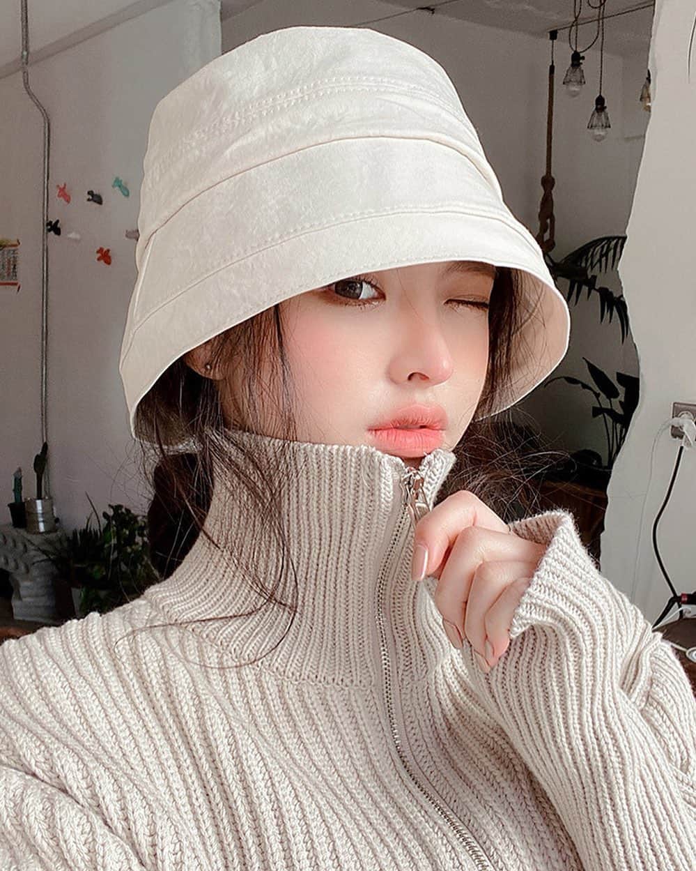 Chuuのインスタグラム：「얼굴이 작아보이게 해주는 버킷햇🖤」