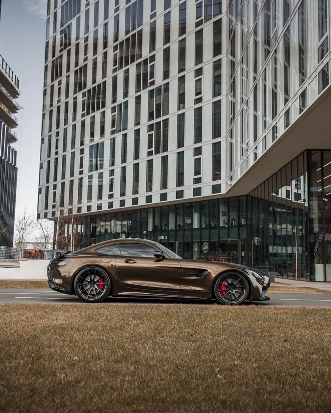 CARLiFESTYLEさんのインスタグラム写真 - (CARLiFESTYLEInstagram)「@zedsly ‘s AMG GTR in @inozetek Supergloss metallic Midnight gold! Wrapped by @wraptuned」2月12日 14時13分 - carlifestyle