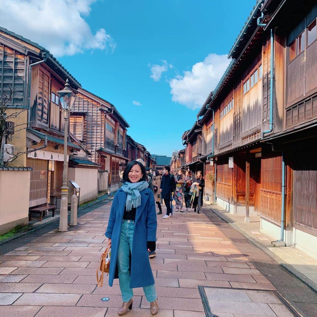 長嶺菜菜子のインスタグラム：「. ✈︎石川県金沢市 . 金沢の東茶屋町をお散歩👣﻿ ﻿ ﻿ 昔ながらの建物が立ち並ぶ茶屋街🏡﻿ ﻿ ﻿ 雰囲気は小さい小さい京都🤫﻿ 店内はアクセサリーや雑貨屋さん、食べ物屋さん﻿ ﻿ ﻿ 着物👘着ての散策もえぇな✨﻿ ﻿ ﻿ #金沢観光﻿ #東茶屋町﻿ ﻿ 金沢駅からバスで10分くらいだから﻿ 観光にはすごく行きやすい場所😚✨﻿ おすすめ🙌﻿ ﻿ ﻿ ─︎─︎─︎─︎─︎─︎─︎─︎─︎─︎﻿ ﻿ 写真撮ってたら﻿ フレンドリーな中国人が話しかけてきて﻿ ﻿ 「お姉さん、撮られ慣れてるねぇ！﻿ いい感じよー﻿ 　モデルさん？😙﻿ 僕の携帯でも撮っていい❓」﻿ ﻿ と言われたので﻿ 撮らせてあげました🤪﻿ ﻿ ﻿ ﻿ 写真撮ってる時の盛り上げコールが﻿ 面白いからぜひ音量ありで聞いて欲しい😂😂﻿ ﻿ ﻿ スワイプ4枚目の動画👉彼のサムスンの携帯での撮影　暗いねw﻿ ﻿ ﻿ すごく優しい気前のいい感じの中国人だたー🙌﻿ ﻿ ﻿ ﻿ ﻿ ﻿ ﻿#旅なな」